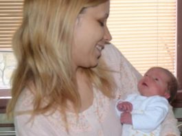 Роман взяв на руки конверт з новонарo дженою бабуся і дідусь почали заглядати на личко. Несподівано свекруха зблідла і білими губами промовила, що дівчинка не Романа.