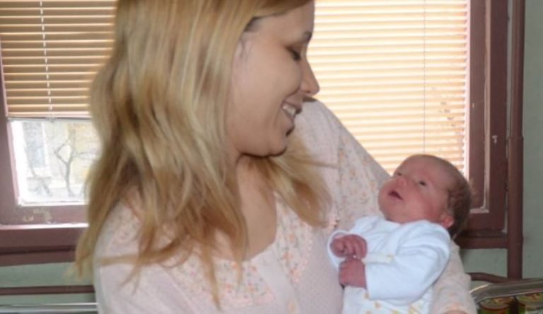 Роман взяв на руки конверт з новонарo дженою бабуся і дідусь почали заглядати на личко. Несподівано свекруха зблідла і білими губами промовила, що дівчинка не Романа.