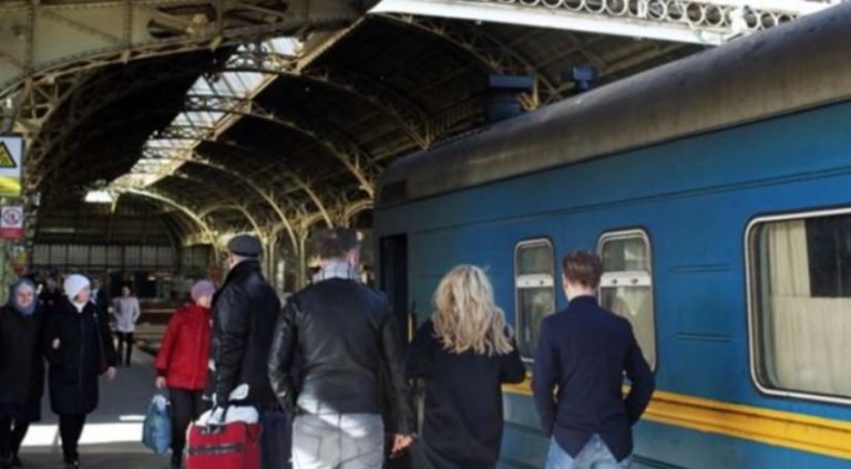 Так як я чекала на вокзалі більше 3 години, в поїзді відразу ж заснула, зовсім забувши про дитину. Згадавши про сина, я прокинулася, а його поруч не було