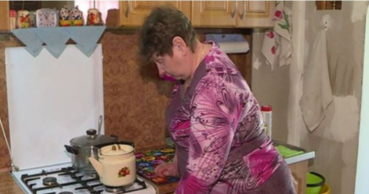 Притулила сина з його сім’єю у себе в квартирі. Одного разу випадково почувши, що наречена розмовляє по телефону з подругою, я зкам’яніла