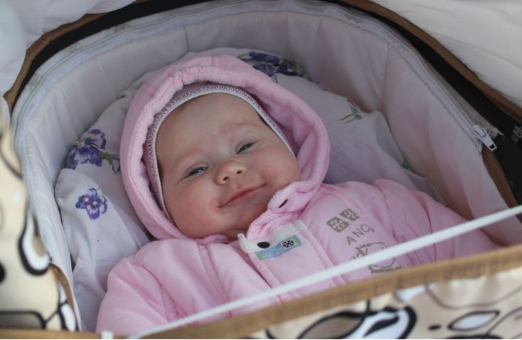 «Не дивися так на мене! Ця дитина мені не потрібна. За6ирай!» — незнайома жінка просто кинула мені в руки переноску. Я не розуміла, що відбувається.