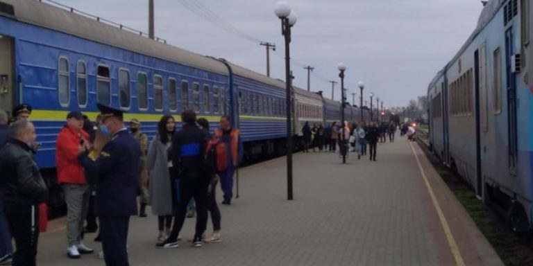 Того дня я поїхала зустрічати чоловіка на вокзалі. Коли він вийшов з поїзда, я стала бігти до нього, але раптом різко зупинилася, адже я побачила дещо.