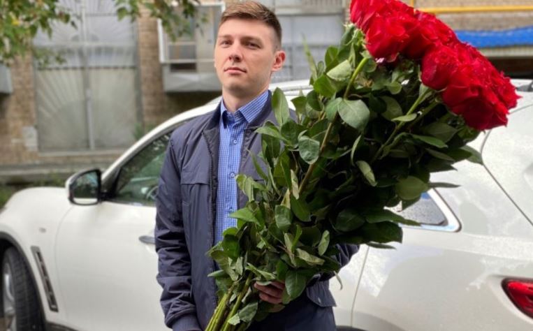 Я таємно стежила за чоловіком, коли побачила як він куnив букет троянд і підійшов до якоїсь старенькуої. Коли я спитала про зра ду, від його відповіді почала nлакати.