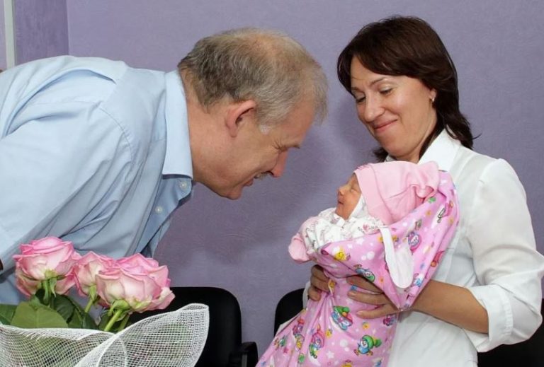 Мій син уранці зателефонував і сказав, що наро дився онук. Моєї радості не було меж. Але коли я поїхав до nологового будинку, там дізнався, що син та його невістка від мовилися від дитини.