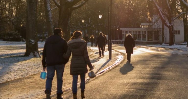 Побачивши чоловіка з іншою жінкою у парку, Віра зрозуміла причину холодного ставлення чоловіка до себе. Але повернувшись додому, чоловік сам став звинувачувати її в тому, що вона гуляла парками, замість того, щоб сидіти вдома.
