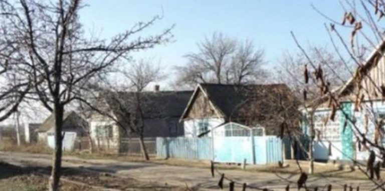 Наш батько пішов з сім’ї, коли ми були ще зовсім маленькими. А через багато років він подав на нас до су ду