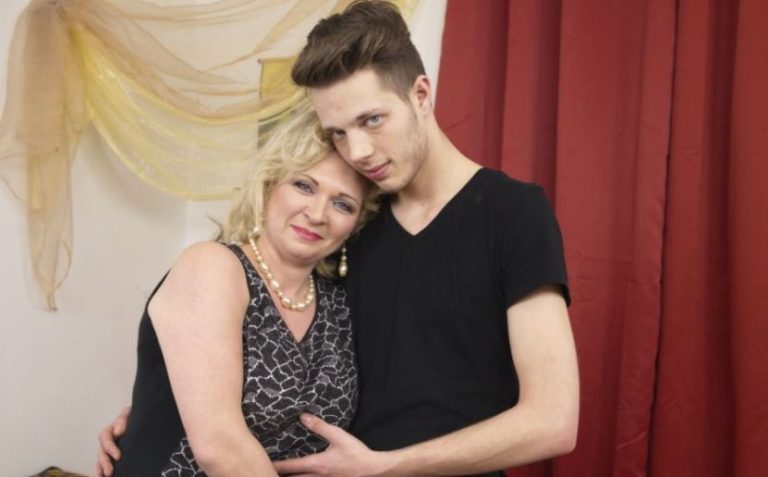 Мій 25-річний син одружується на ста ренькій. Вони вже збираються подарувати мені онука, а я ще не можу зми ритися з фактом, що невістка – моя ровесниця. ПОЛЕЗНОЕ