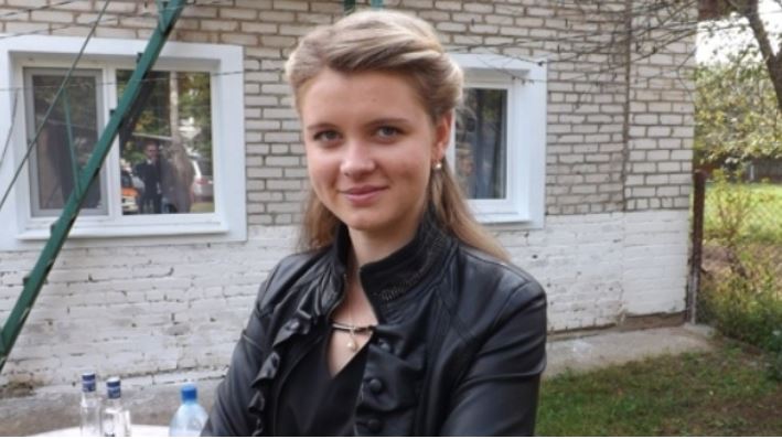 Зустрівши у дворі блакитнооку дівчинку, я погодилася дати притулок їй. А незабаром я дізналася про її сім’ю.