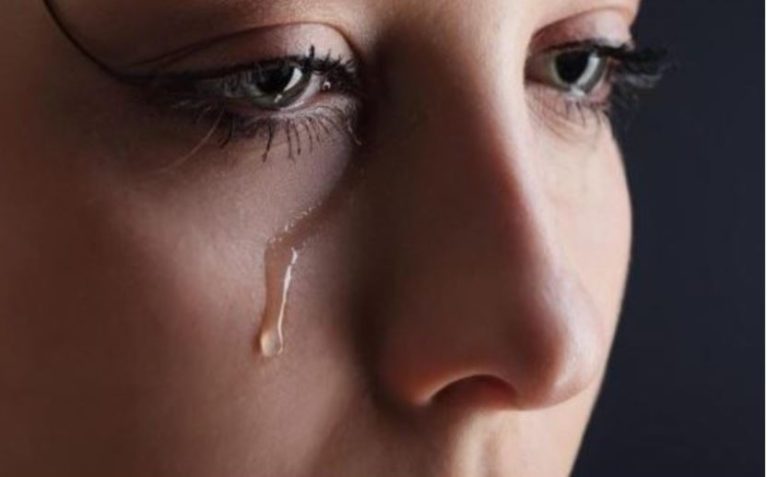 Дочка прийшла додому в сльо-зах і запитала . Мама, адже ти ж не така, правда?