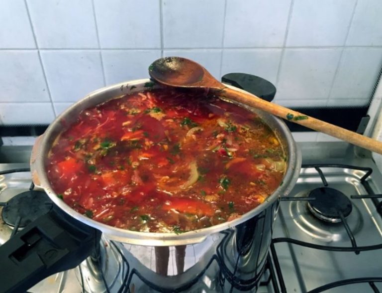 Повернувшись додому, чоловік побачив улюбленний борщ, який приготувала його дружина. Але його чекав великий сюрпиз