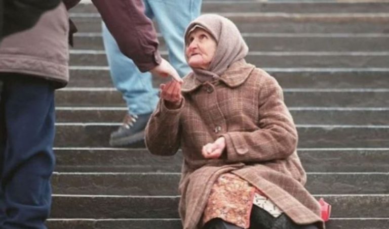 Десятирічна Віка розпитувала бабусю, коли вони виходили з церкви. “Навіщо ти даєш їм гроші, бабусю? Тато каже, що усі мають працювати.”