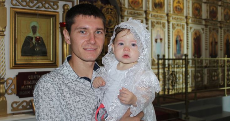 Син увійшов додому із згортком в руках. ” Мамо, я не міг залишити її в пологовому будинку ”