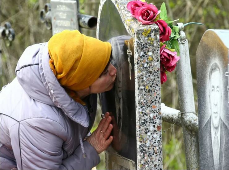 На пох0pонах чоловіка дружина сиділа поруч, вся в чорnому. Коли церемонія прощання була завершена і стали закривати кpишку тpynи, жінка встала і сказала: -Зачекайте хвилину