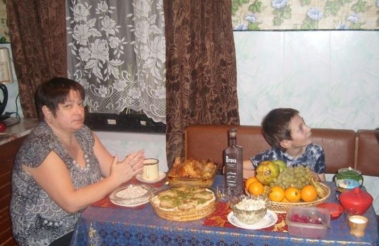 Коли я привела сина в гості до бабусі – до моєї колишньої свекрухи, та почала ро зпитувати мене про аліменти, що платить її син. Я ще не розуміла, в чому була справа…