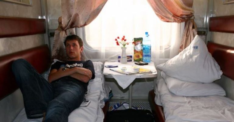 Їхав я якось на поїзді вночі не міг заснути і вирішив піти в туа лет. Це було найгірше рішення в моєму житті більше ніколи в поїзд не сяду