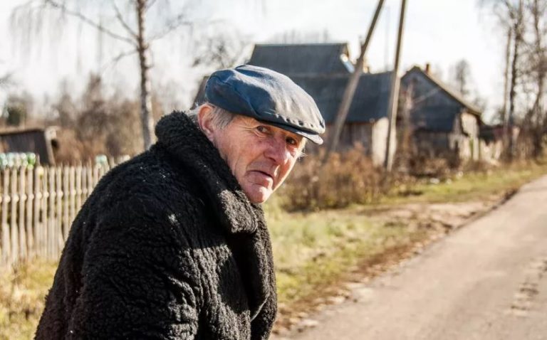 Нікому не потрібен. Сьогодні у нього день народження — 85, але ні син, ні дочка не приїхали