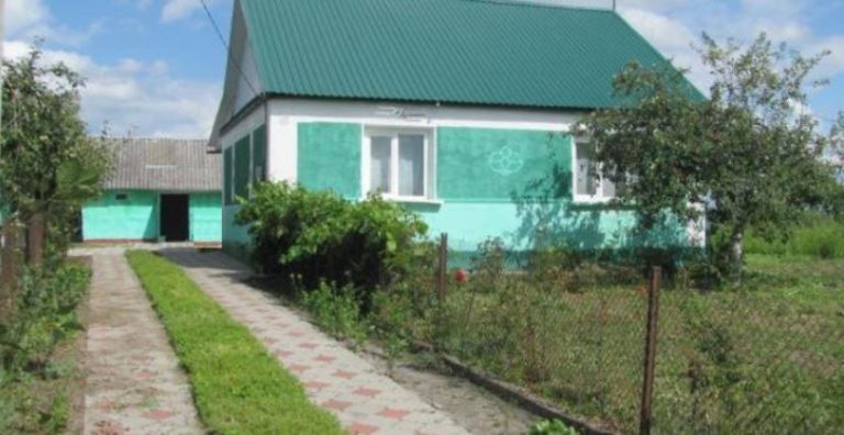 Купили ми вчора ста рий будинок в селі, у молодої пари. Зайшовши всередину — я плаkала, чоловік був у розпачі