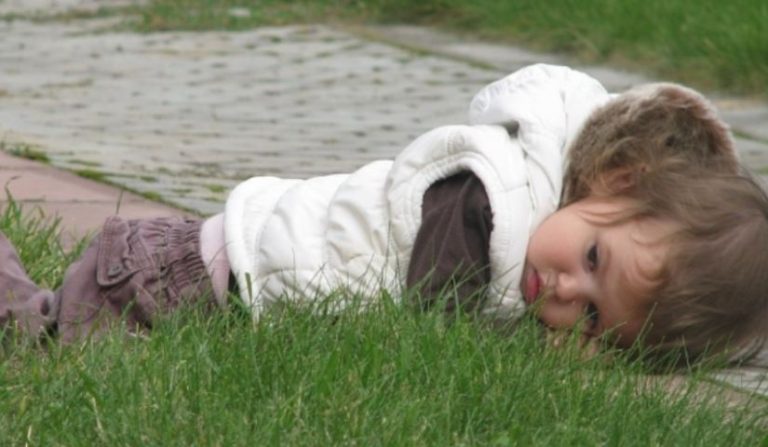 Зайву дитину віддали до села далеким родичам а згадали про неї лише тоді коли та стала успішною