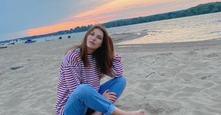 Побачивши у своєму магазині хлопця у вiйськовій формі, таня завмерла на місці: «невже син повернувся?»