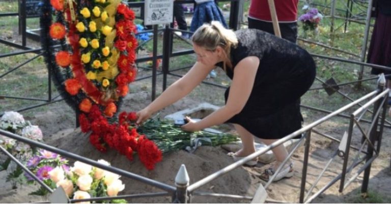 Тоня прийшла на могилку чоловіка, трохи прибрала, прополола бур’ян. – Ось, Юра, прийшла я, – тихо говорила Тоня. – Я собі гарну діляночку прикупила, поряд з тобою. Жінка розмовляла з чоловіком, ніби він досі поряд.