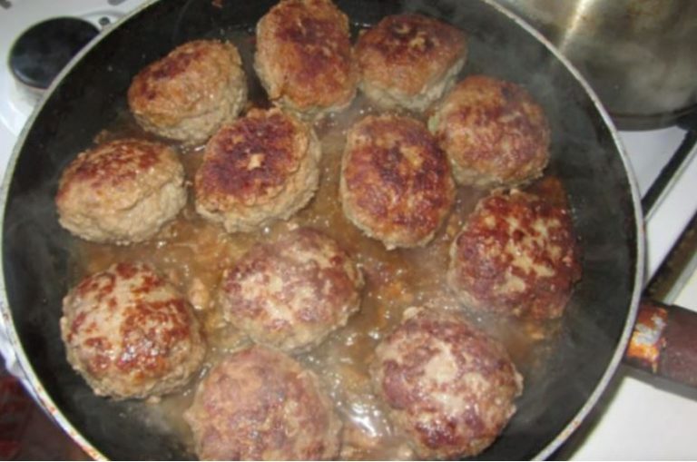 Син вкотре зауважив, що мама якась не своя. Він навіть rадки не мав, що у мами в житті з’явився чоловік.