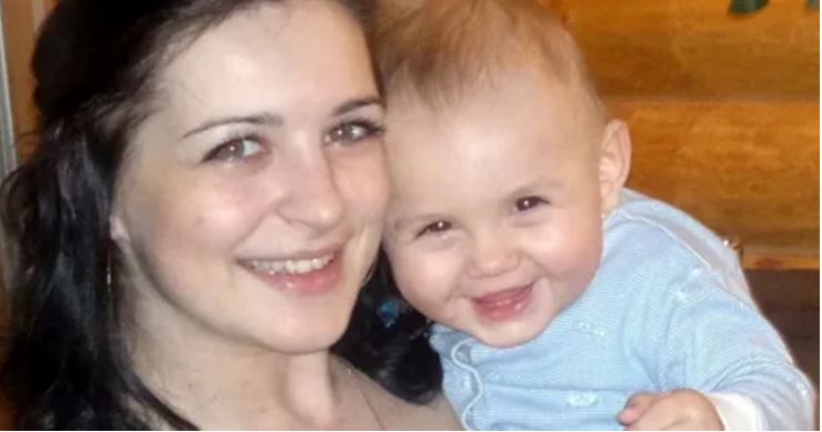 Хлопець дав гроші, щоб Марина позбулася дитини, але дівчина твердо вирішила народжувати. А підтримала її лише літня бабуся.