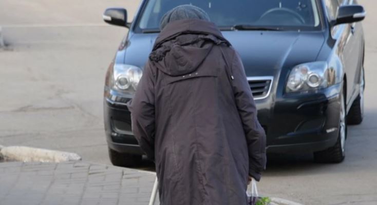 Блондинка накричала на бабусю, а та не знала, що робити. За хвилину з будівлі вийшов солідний чоловік у костюмі.