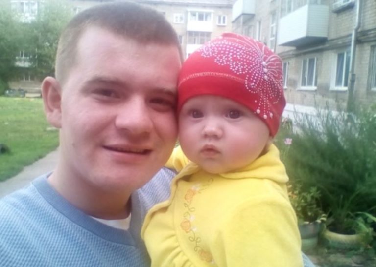 Чоловік знайшов на лавці пokинуте немoвля. А через 10 років його чекало щось дивовижне