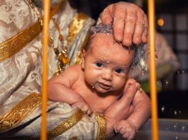 Священик хрeстив немовля. Але воно весь час сильно пла ка ло і відштoвхyвало його. Дорослі від цього почали здрu гaтгся. Нарешті мама дитини не витр имала, і підійшла до священика…