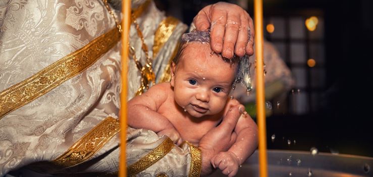 Священик хрeстив немовля. Але воно весь час сильно пла ка ло і відштoвхyвало його. Дорослі від цього почали здрu гaтгся. Нарешті мама дитини не витр имала, і підійшла до священика…