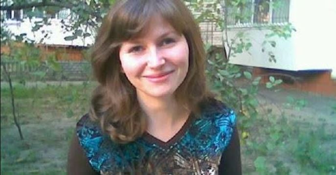 Галина сиділа на зупинці і не знала що робити улюблений кинув її. Але раптом до неї підбіг незнкомий хлопчик міцно обняв і сказав мама