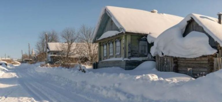 Сергій приїхав до села, як сусідка вийшла до нього назустіч і повідомила, що поки його не було, дружина привела до будинку іншого. Сергій кулею помчав додому