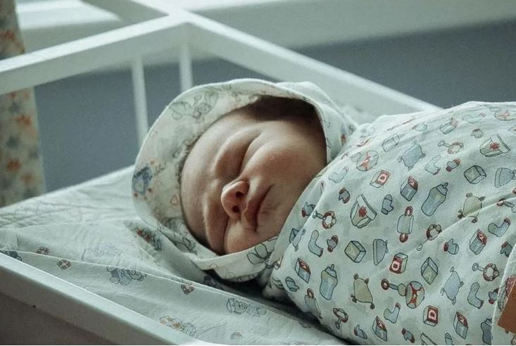 Медсестра сплутала і сказала моєму чоловікові, що він став батьком трьох дівчаток, хоча він дуже хотів сина. Ось тоді і я побачила його справжнє обличчя.