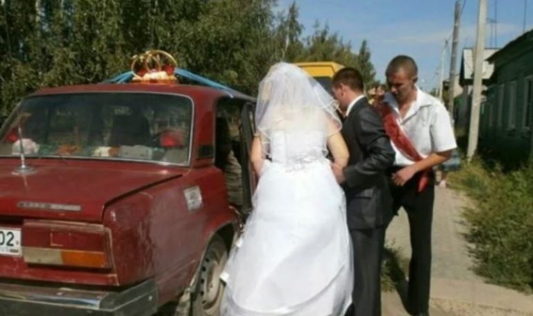 Мама Наді була вдома, коли в двері постукали. На запитання, хто там, їй відповіли, що – свати. Відчинивши двері, жінка застигла в здивуванні