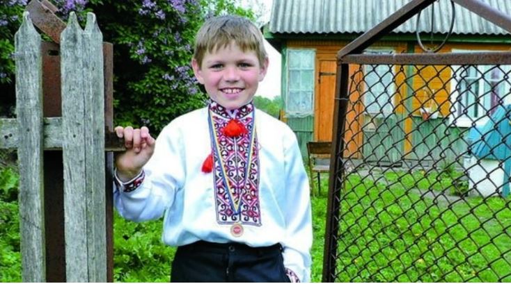 Цей неймовірний хлопчик, від якого відреклися батьки, всі свої пісні присвячує бабусі