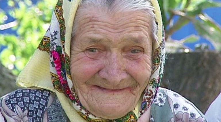 Коли сільська бабця підійшла до каси, всі дивилися на неї з презирством, але як тільки вона дістала телефон з сумки, всі ахнули в захваті