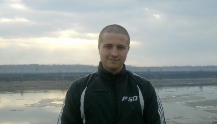 Повернувшись із армії, Олег мав передати подарунок від друга, але хлопець помилився квартирою, і це змінило йому життя