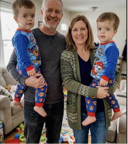 Мой муж месяцами уговаривал меня усыновить четырёхлетних близнецов — но через месяц я случайно подслушала его настоящий мотив и побледнела