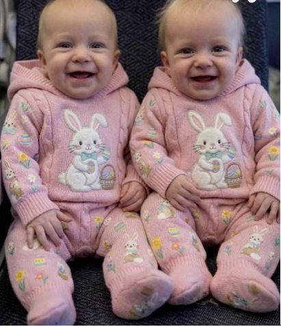 Я усыновила близнецов, которых нашла брошенными в самолёте – их мать появилась через 18 лет и вручила им документ