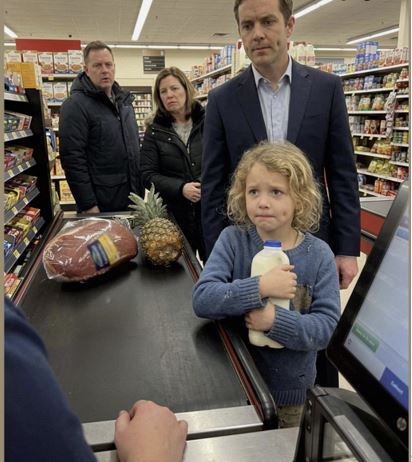 Восьмилетняя девочка попросила меня купить молоко для своего брата — на следующий день мужчина, который стоял за ней в очереди, пришёл ко мне домой c охраной