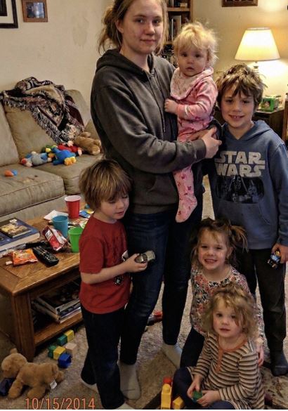 Я пожертвовала своей юностью, чтобы вырастить своих 5 братьев и сестер – Однажды мой парень сказал: «Я кое-что нашел в комнате твоей младшей. Пожалуйста, не кричи»