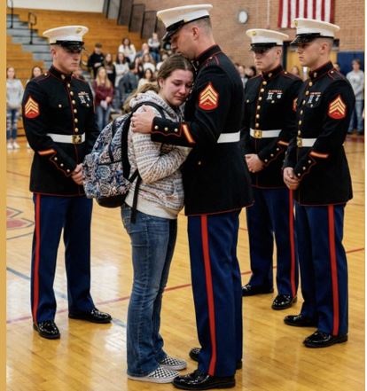 Моя 14-летняя дочь получила замечание за то, что защитила своего отца-морпеха – Когда четверо мужчин в форме вошли в школу, всё здание замолчало