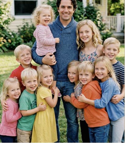 Я стал опекуном 10 детей своей покойной невесты — годы спустя моя старшая взглянула на меня и сказала: «Папа, я наконец готова рассказать тебе, что действительно случилось с мамой»