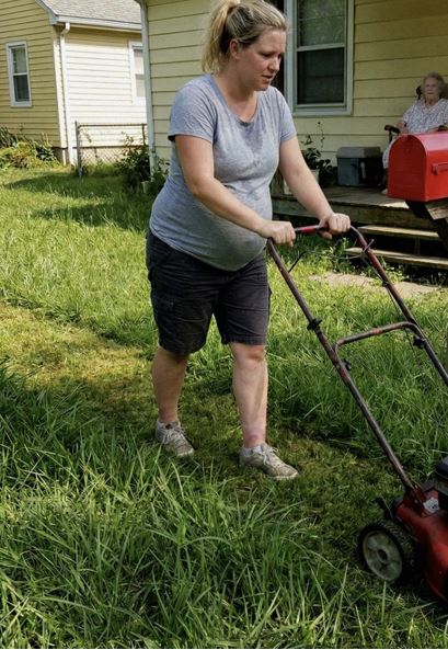 Я покосила газон для 82-летней вдовы по соседству – На следующее утро шериф разбудил меня просьбой, от которой у меня заледенела кровь