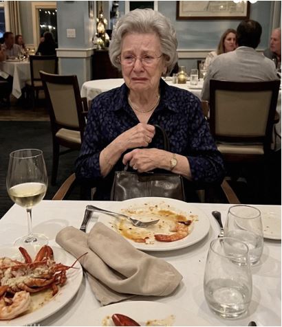 Мои сводные братья и сестры оставили нашу 81-летнюю бабушку в прибрежном ресторане, чтобы уклониться от счета в 412 долларов — урок, который я им преподал, будет преследовать их вечно