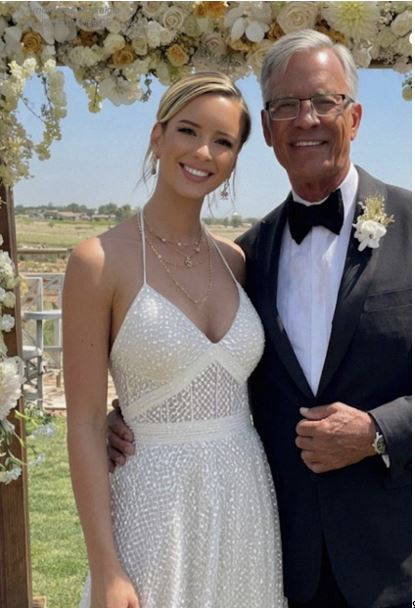 Я вышла замуж за богатого деда своей подруги ради его наследства — в нашу свадебную ночь он посмотрел на меня и сказал: ‘Теперь, когда ты моя жена, я наконец-то могу сказать тебе правду’