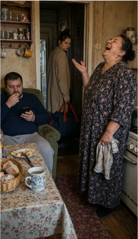 Какой развод? У тебя ещё кредиты не выплачены. Иди разогрей щи!” засмеялась её свекровь.